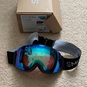 SMITH NEW IN BOX Blue Mirrored Ski/Snowboard Goggles with Black Strap